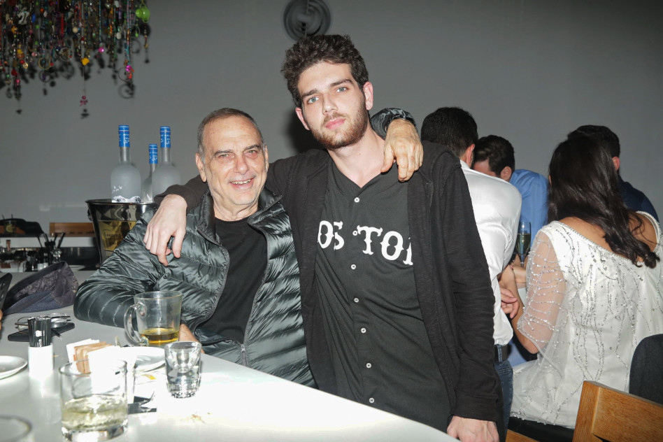 תודו שיש דמיון. אברם והבן דניאל גרנט