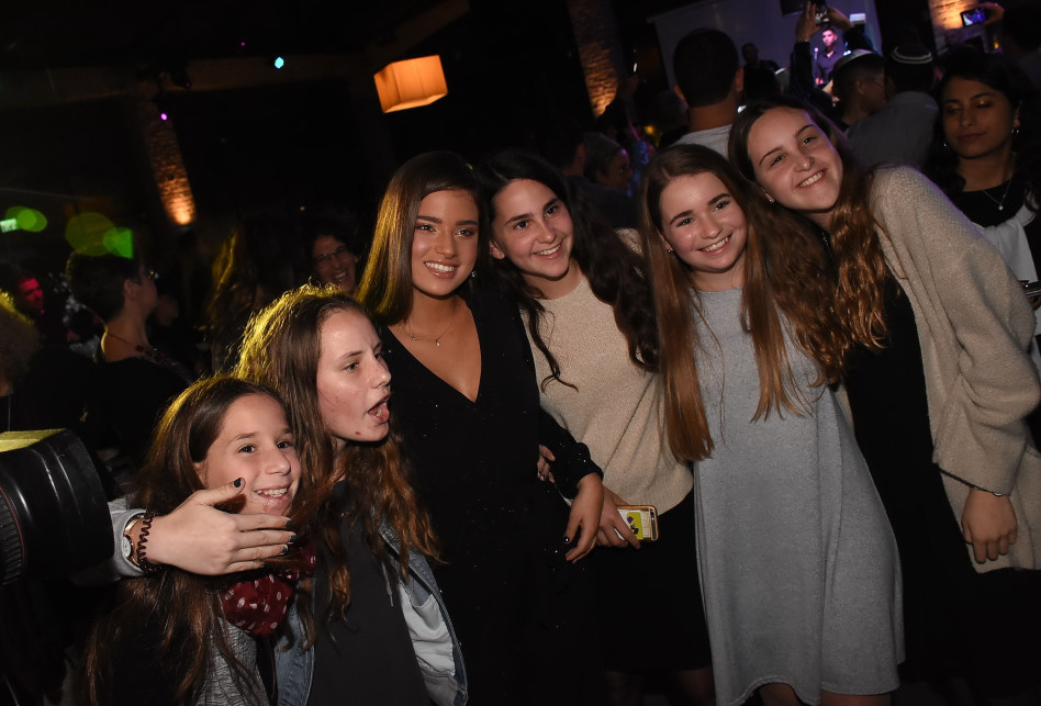 משמחת. נועה קירל (צילום: אביב חופי)