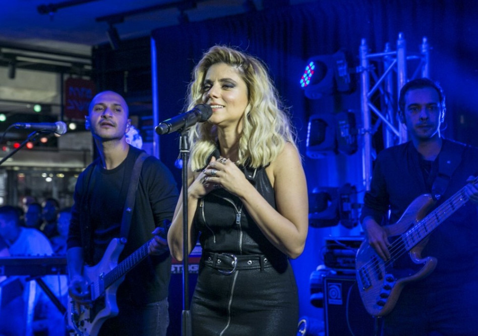 עכשיו דממה. שירי על הבמה