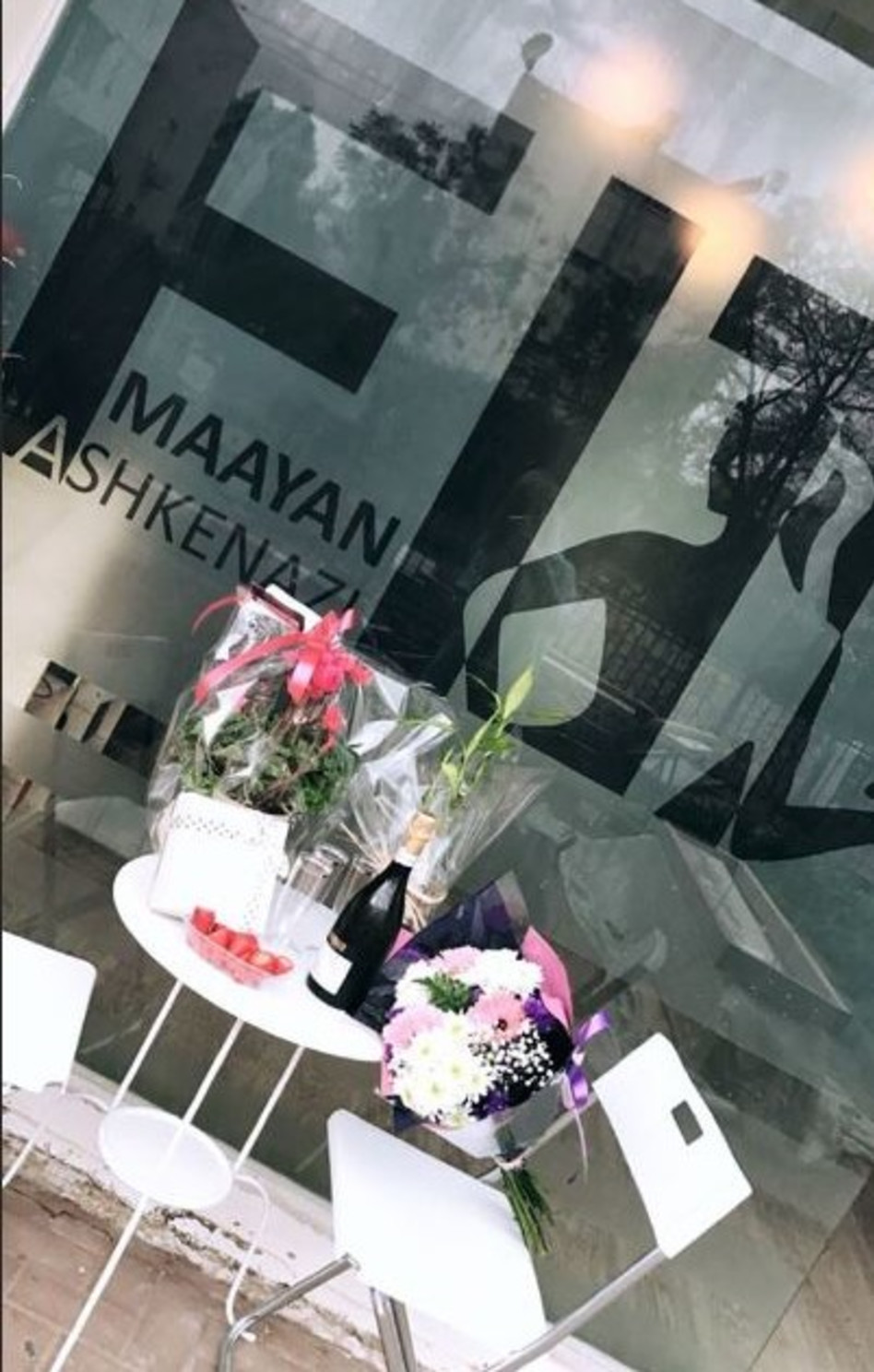 השם על הקיר. כבוד