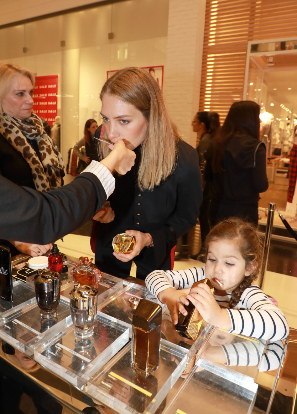 רוני מאנה מוכן להתקפת בנות?