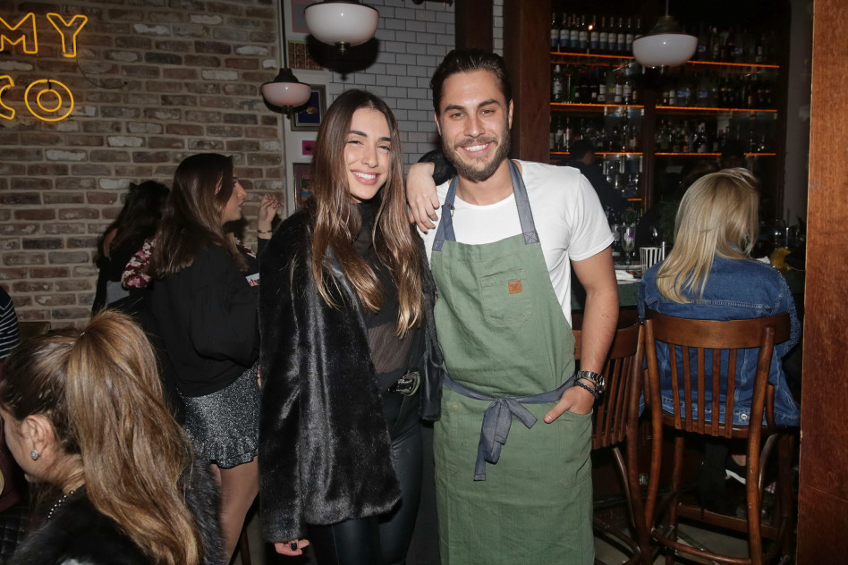 לחיים. ענבר ביטן והשף טום אביב (צילום: שוקה כהן)