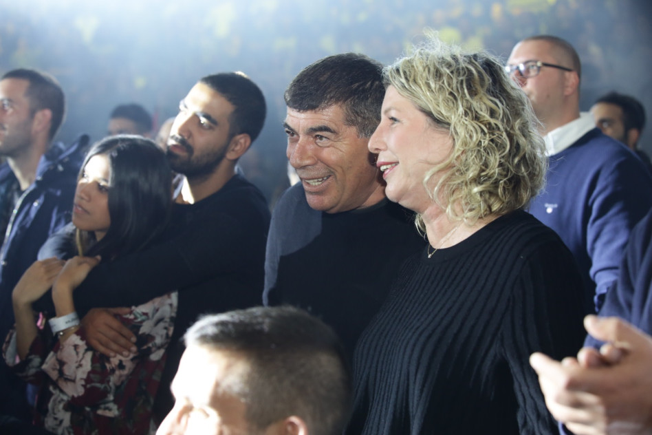 נצפה בקהל, גבי אשכנזי