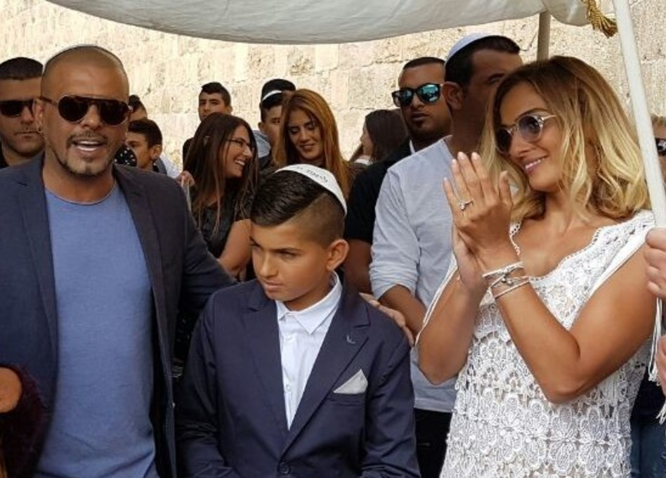 רק לפני שנייה חגג בר מצווה. אילנית לוי, ליאם גולן, אייל גולן (צילום: יח''צ)