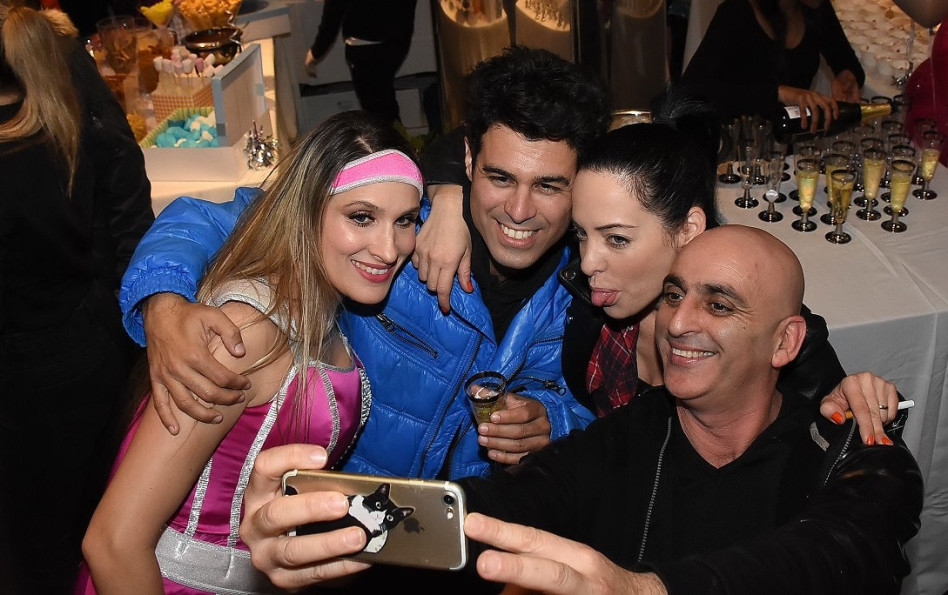 לא לימדו אותכם לא להוציא לשון?