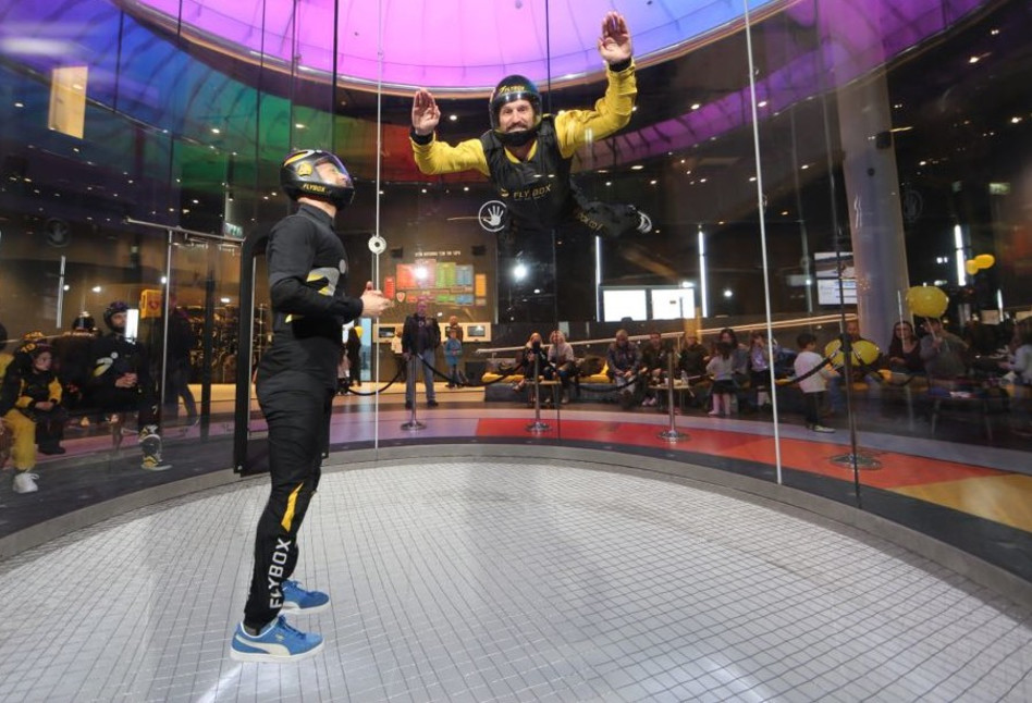 על תקן הבדרן המעופף. גורי אלפי (צילום: יח"צ)