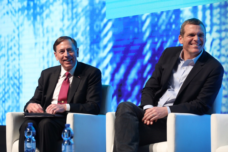 נדב צפריר ודיוויד פטראוס (צילום: גלעד קוולרצ'יק)