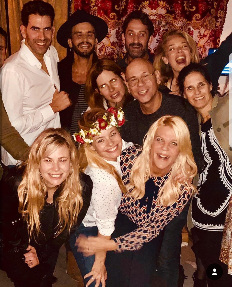 כולם מרימים לה. (צילום: אינסטגרם)