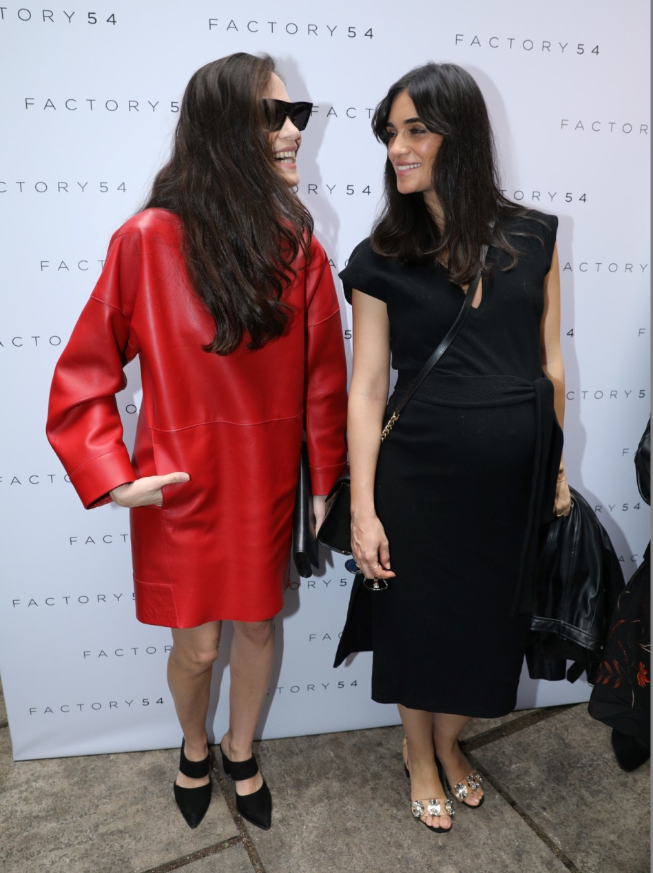 פוזה למצלמה. לירז צ'רכי ונטע גרטי (צילום: רפי דלויה)