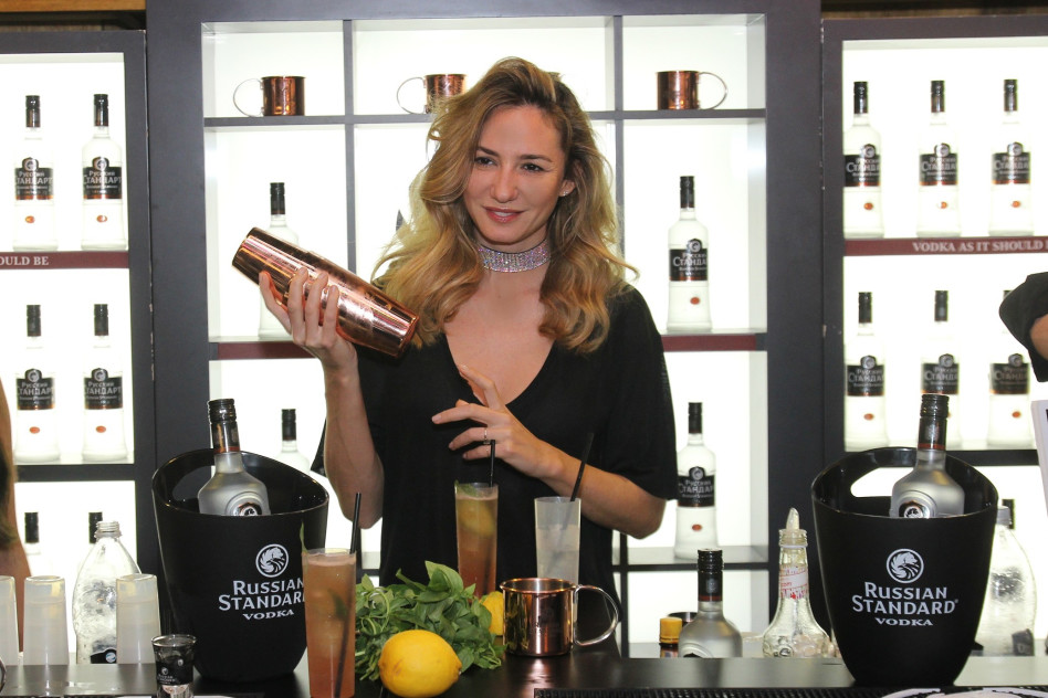 מיכל אנסקי בפופ אפ וודקה בשוק צפון (צילום: אור גפן)