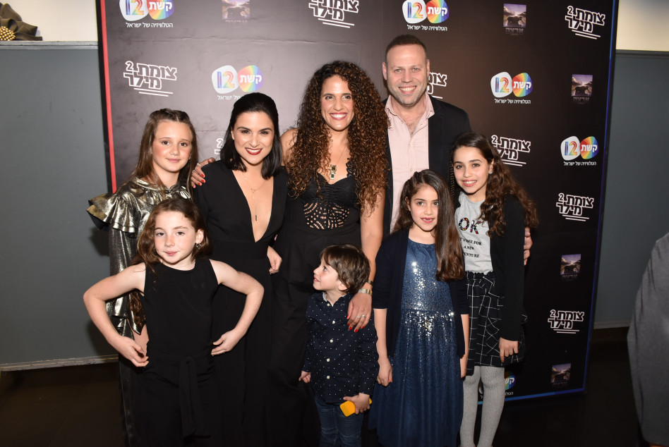 עם האישה והילדים בסדרה. 