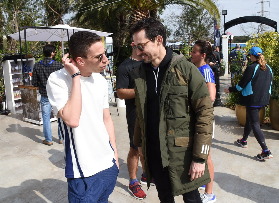 התלבשו לפוזה. עברי לידר וטום באום