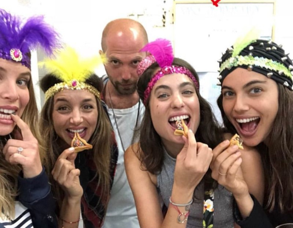 עם הבסטוש שלה