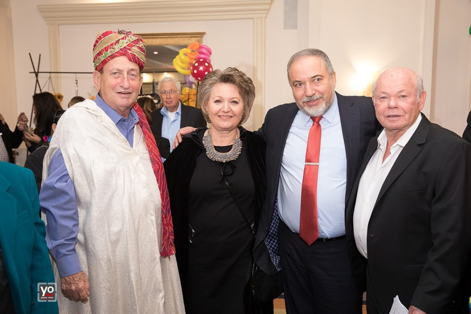 )גבי לסט, אביגדור ואלה ליברמן ורון חולאי (צילום: יח"צ: יוסי גמזו לטובה