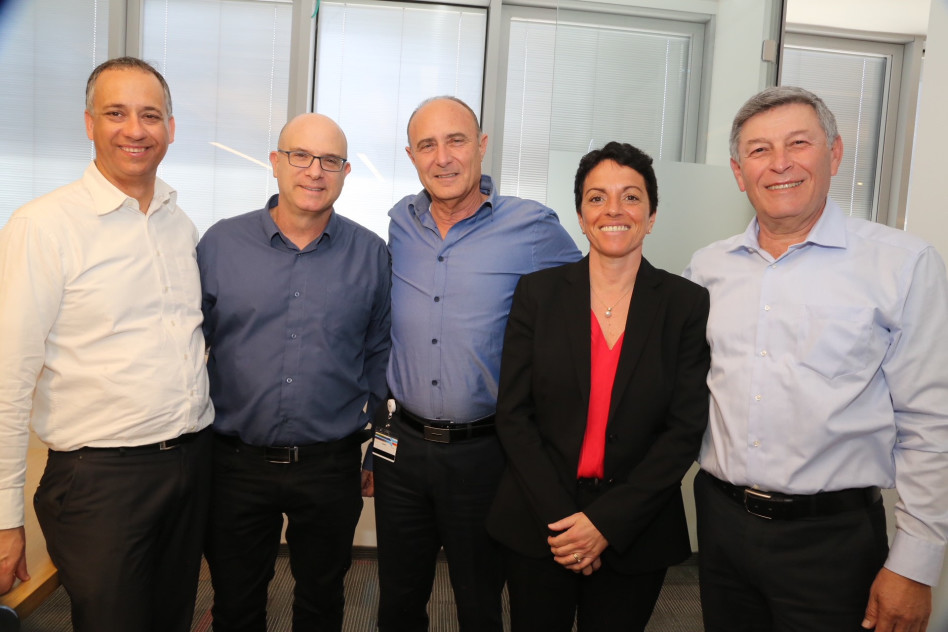 שמואל פלדל, סברינה סוזאן, שחר איילון, גיא טבק וצחי גולן  (שמוליק שלוש)