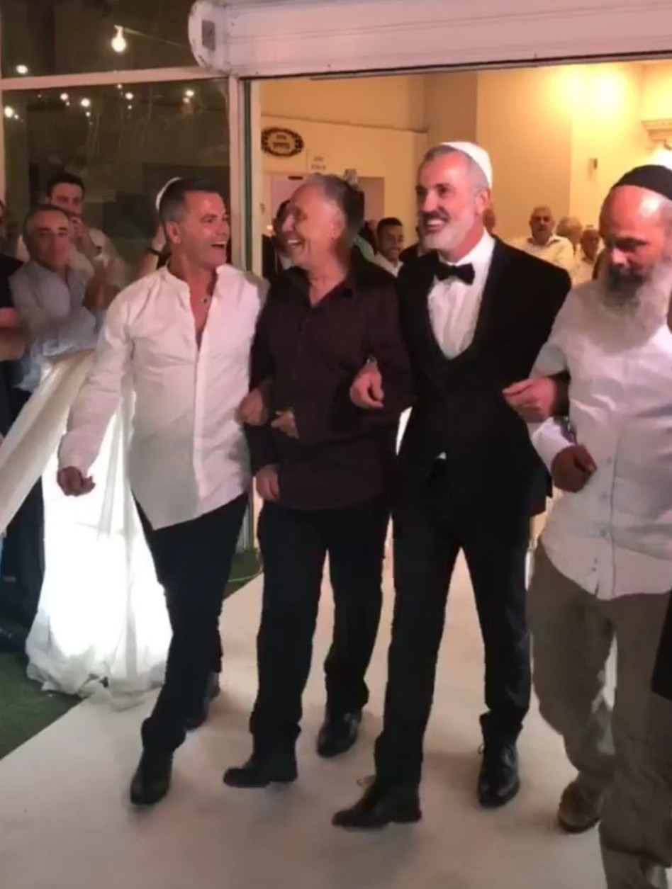 לצלילי קולו של קובי. (צילום: מתוך האינסטגרם)