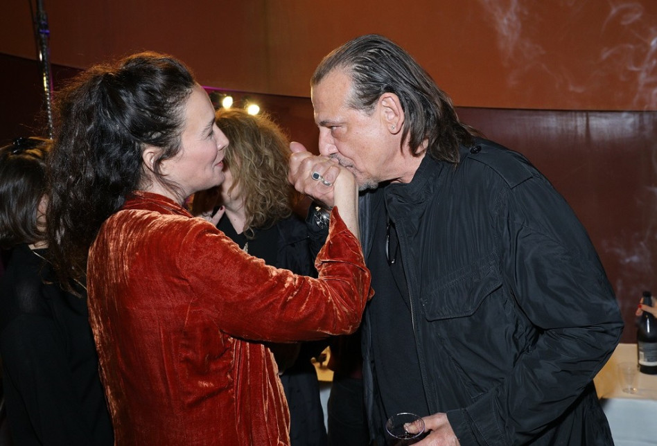 לא מדברים על נשיקה ביד. יעל אבקסיס ואבנר ישר (צילום: רפי דלויה)