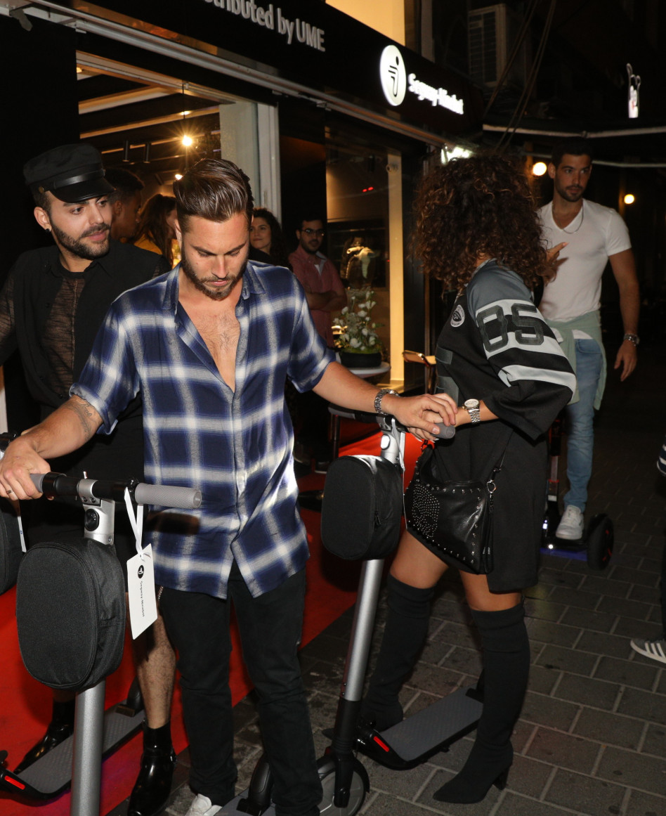 מחזיק אותה שלא תיפול