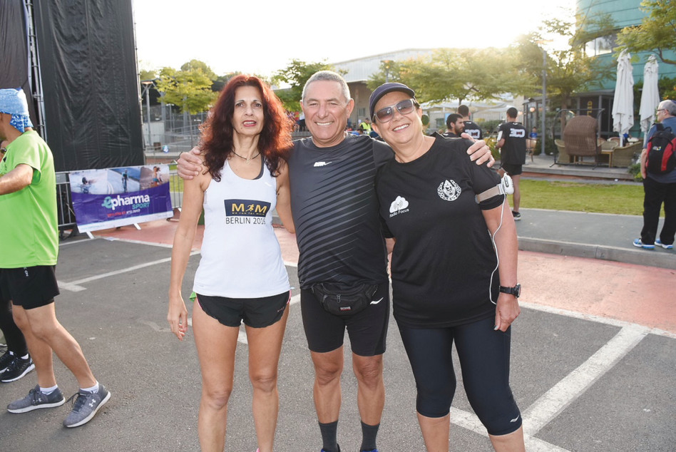 דידי ודורון אלמוג יחד עם חמדה בראון. צילום: אביב חופי