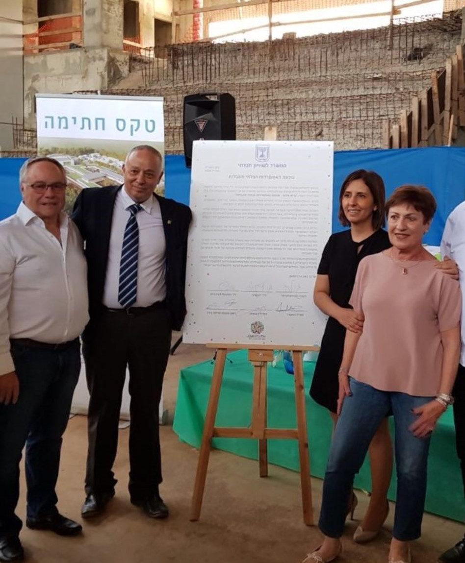 אילנה המבורגר, גילה גמליאל, שביט מס ויאיר המבורגר (צילום: מועצה מקומית קדימה צורן)