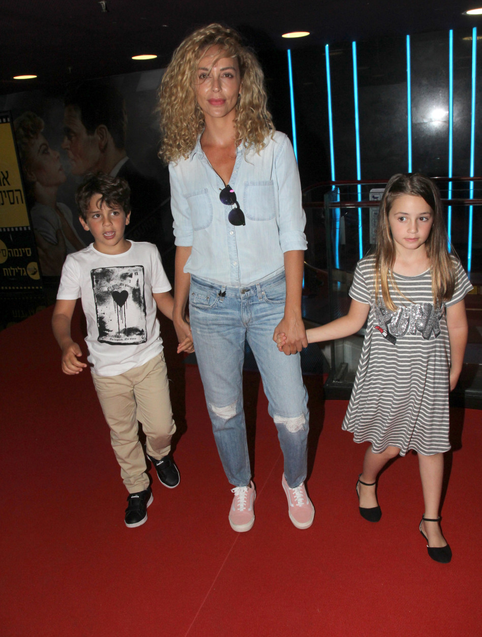 הכי מרגישים בנוח מול המצלמה. מירי והילדים (צילום: אור גפן)