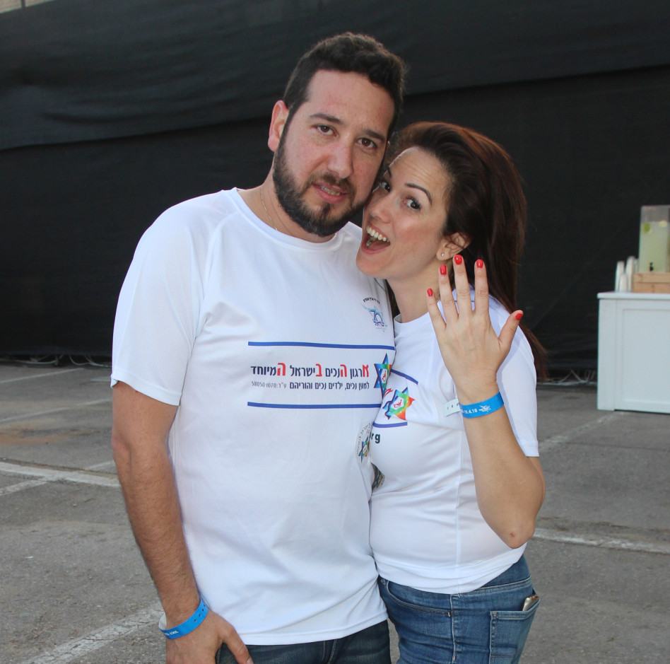 והנה היד! בלי הטבעת!