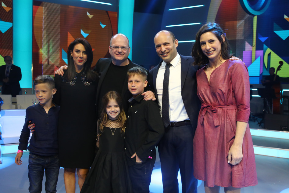 גילת ונפתלי בנט, גיל שויד, מיטל דנינו וילדיו של שויד (צילום: גדעון שרון, לעמ)