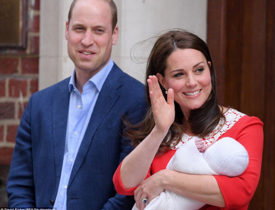 הנסיך וויליאם וקייט מציגים את התינוק המלכותי (צילום: רויטרס)