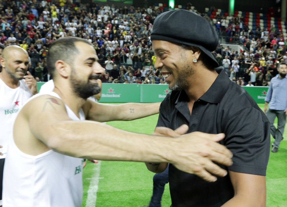 חיבוק דב. רונאלדיניו ואסי ישראלוף (צילום: אלוני מור)