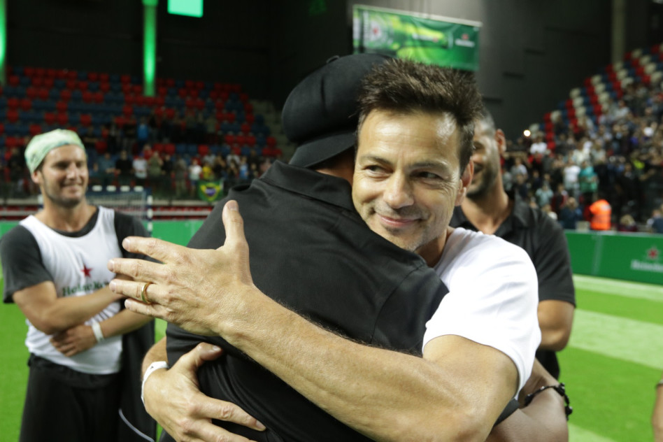 אליל ילדות? עם אקי אבני