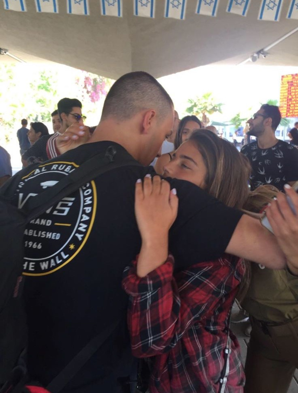 חיבוק פרידה