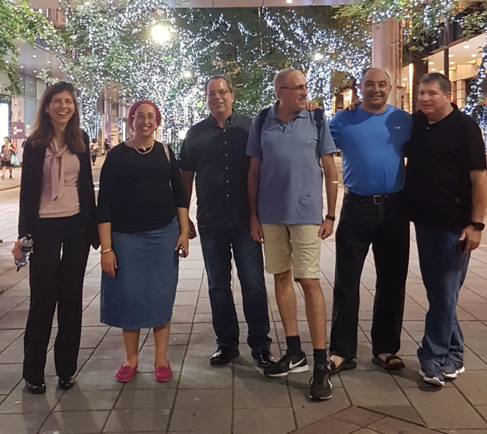 גיא לשם מימין, אסתר דוד, שנייה משמאל, חברי המשפחת והמדענים מטאייוון. צילום: יח"צ