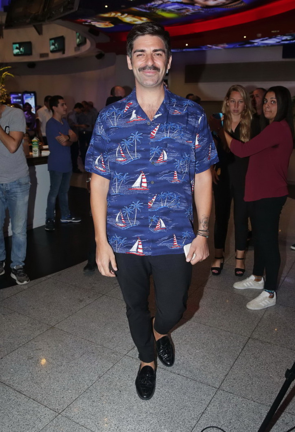 עזבו את השפם, מה נסגר עם החולצה?