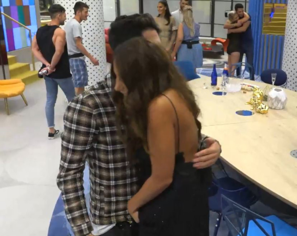 החיבוק החם בתחילת העונה (צילום מסך)