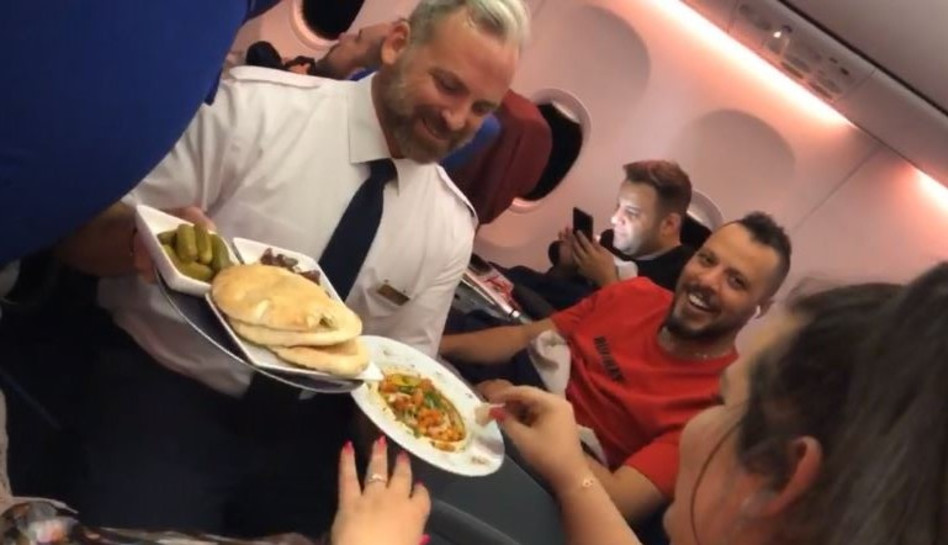 מנגבת להנאתה