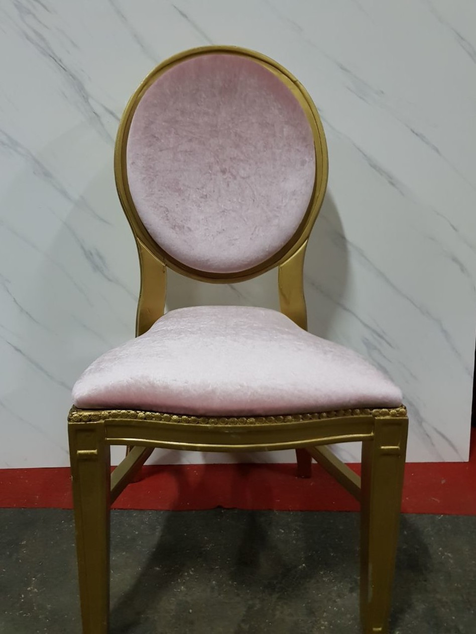 הכיסאות הורודים