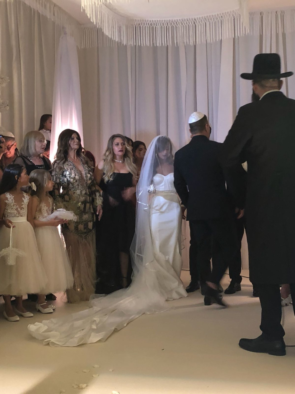 עדן בן זקן ושוקי ביטון מתחת לחופה. צילום: יח"צ