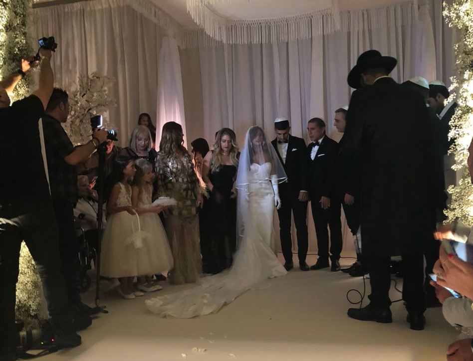 עדן בן זקן ושוקי ביטון מתחת לחופה. צילום: יח"צ