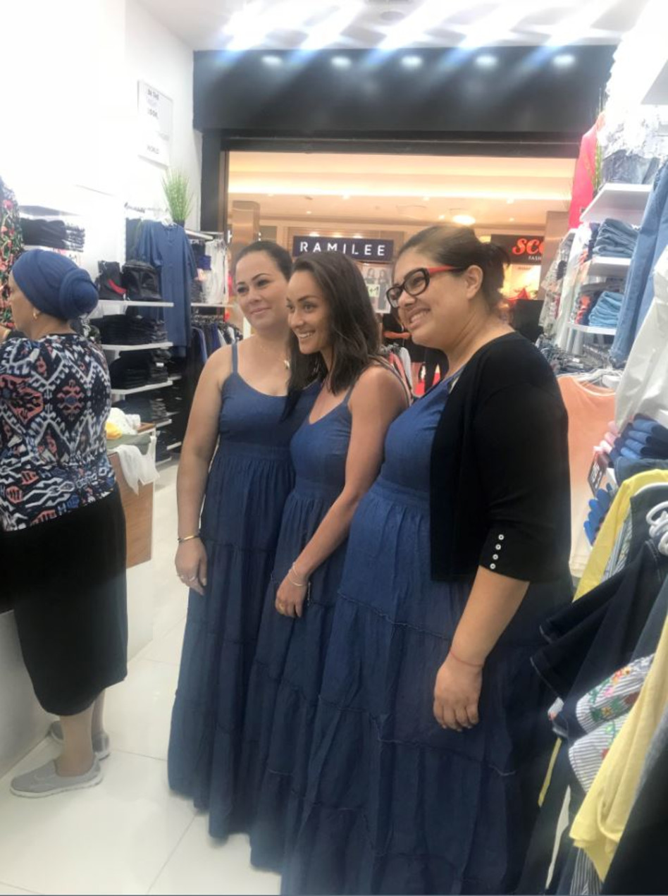 ארונוב עם עובדות החנות