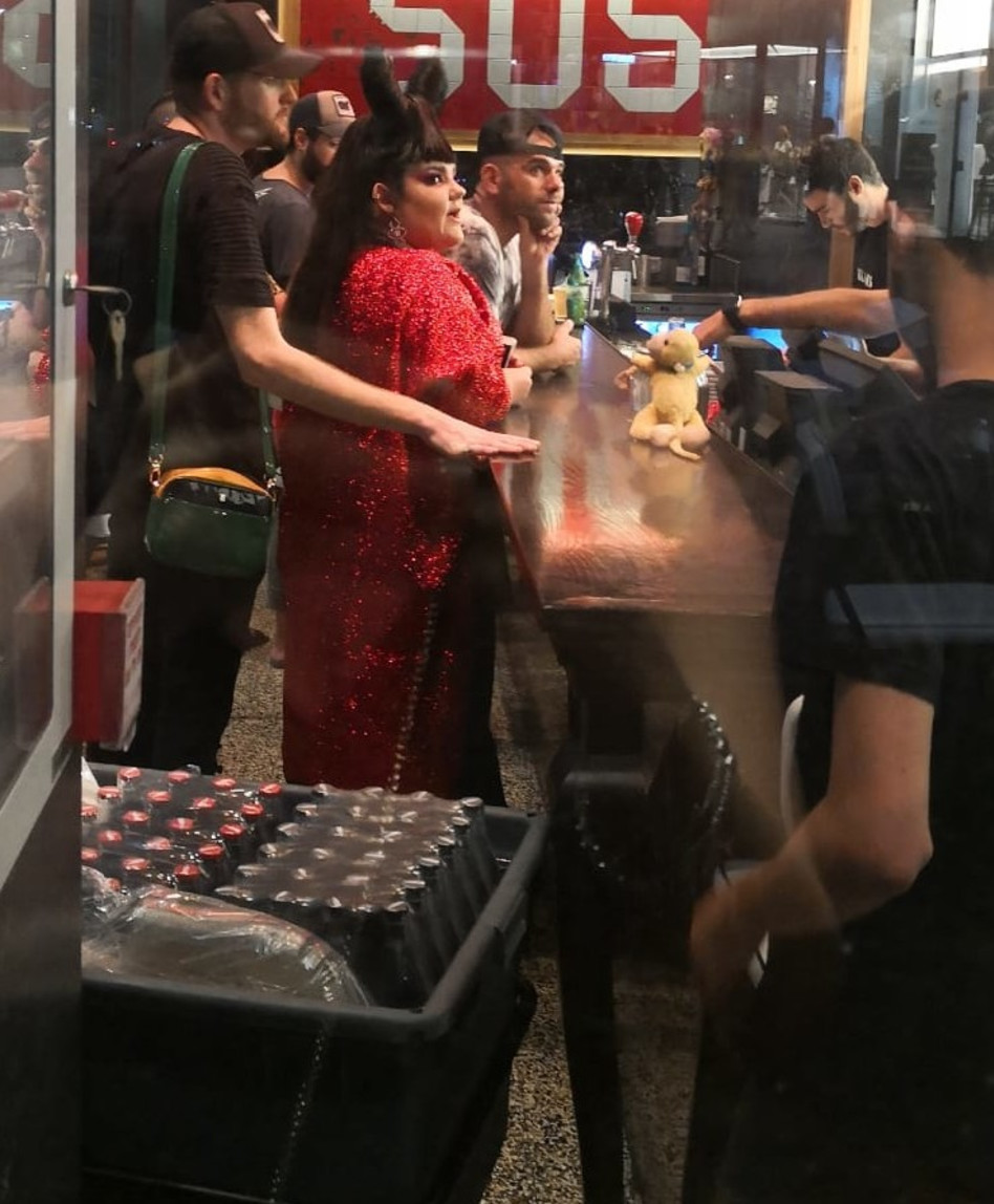 ממתינה למנה כאחת האדם