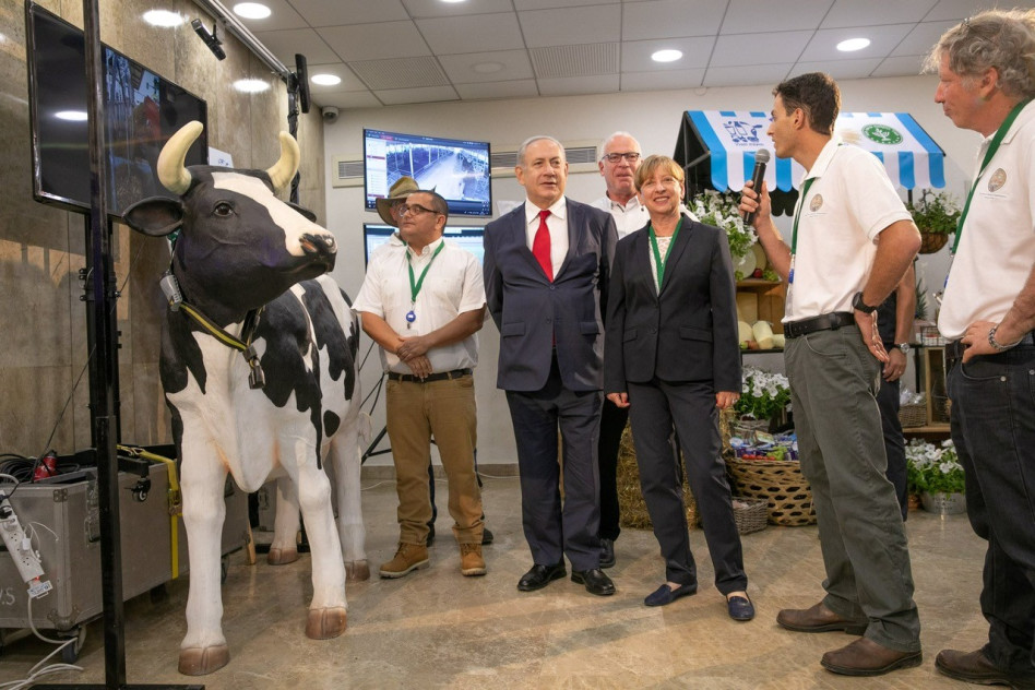מיכל קראוס, בנימין נתניהו ושר החקלאות אורי אריאל (צילום: יוסי אלוני)