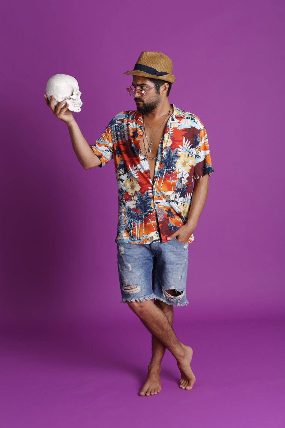 אושרי כהן, כובע וחולצה  זארה, מכנסיים פול אנד בר, משקפיים  פרייבט וינטג׳ קולקשן, שרשראות Obdesign (צילום: שרבן לופו)