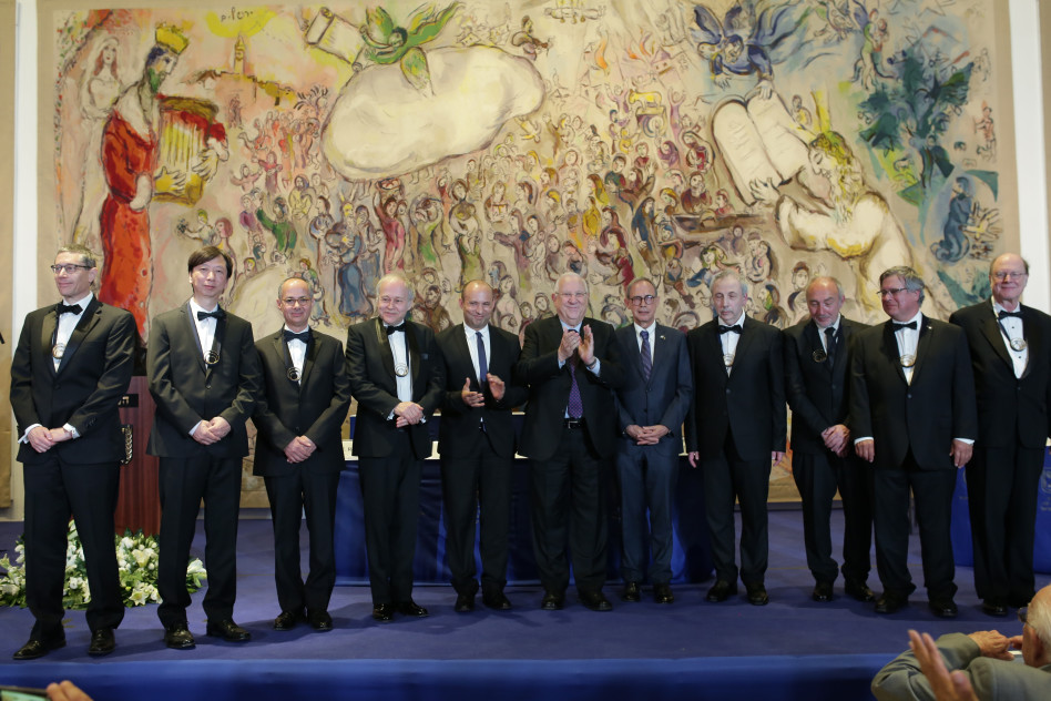 ראובן ריבלין, נפתלי בנט ונחמן שי עם שמונת הזוכים (צילום: דודי סאלם)