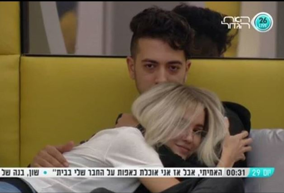 עם הדייר רועי (צילום מסך)