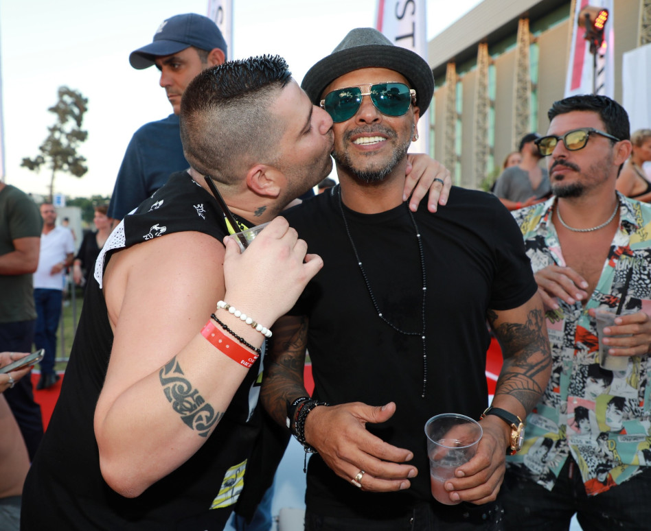 עדיין זכה לנשיקה. אייל גולן דודו כהן 