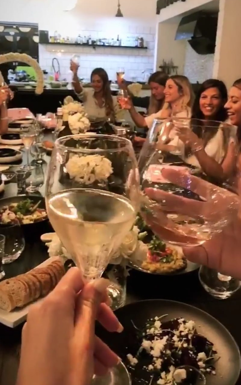 הבנות חוגגות בלבן