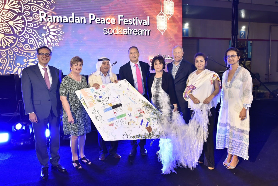 דניאל בירנבאום, טלאל אל קרנאוי והשגרירים (צילום: גיל דור)