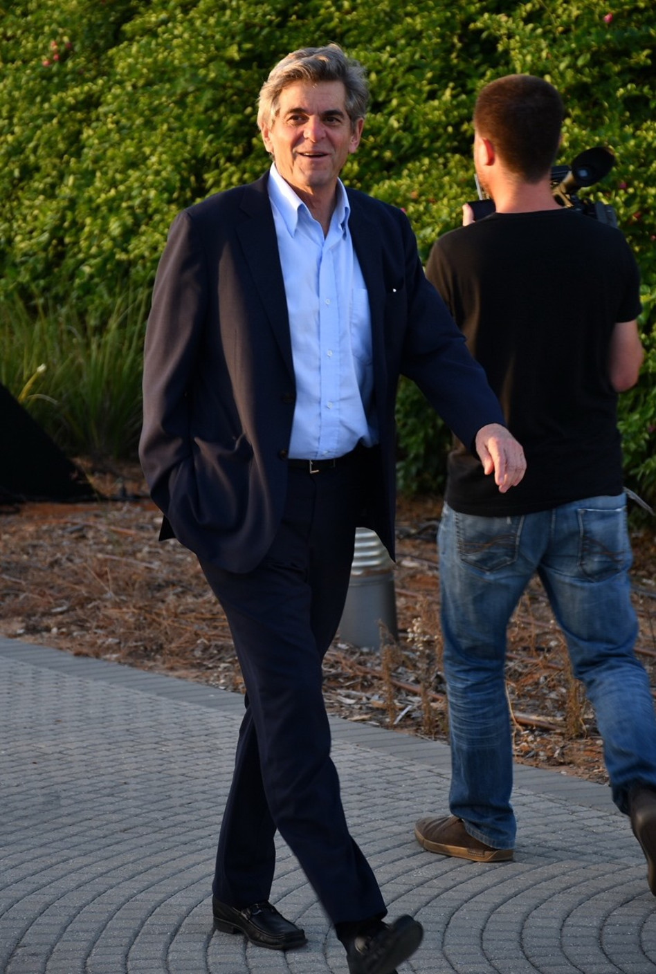 צביקה פירון