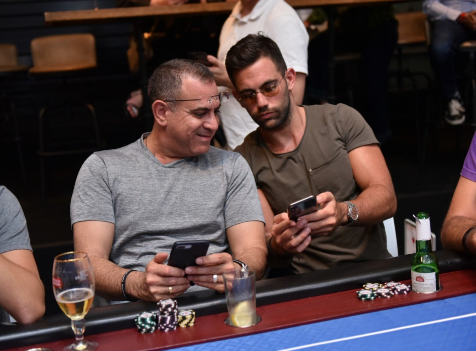 לא שמע שאסור טלפונים בשולחן? אלי יצפאן