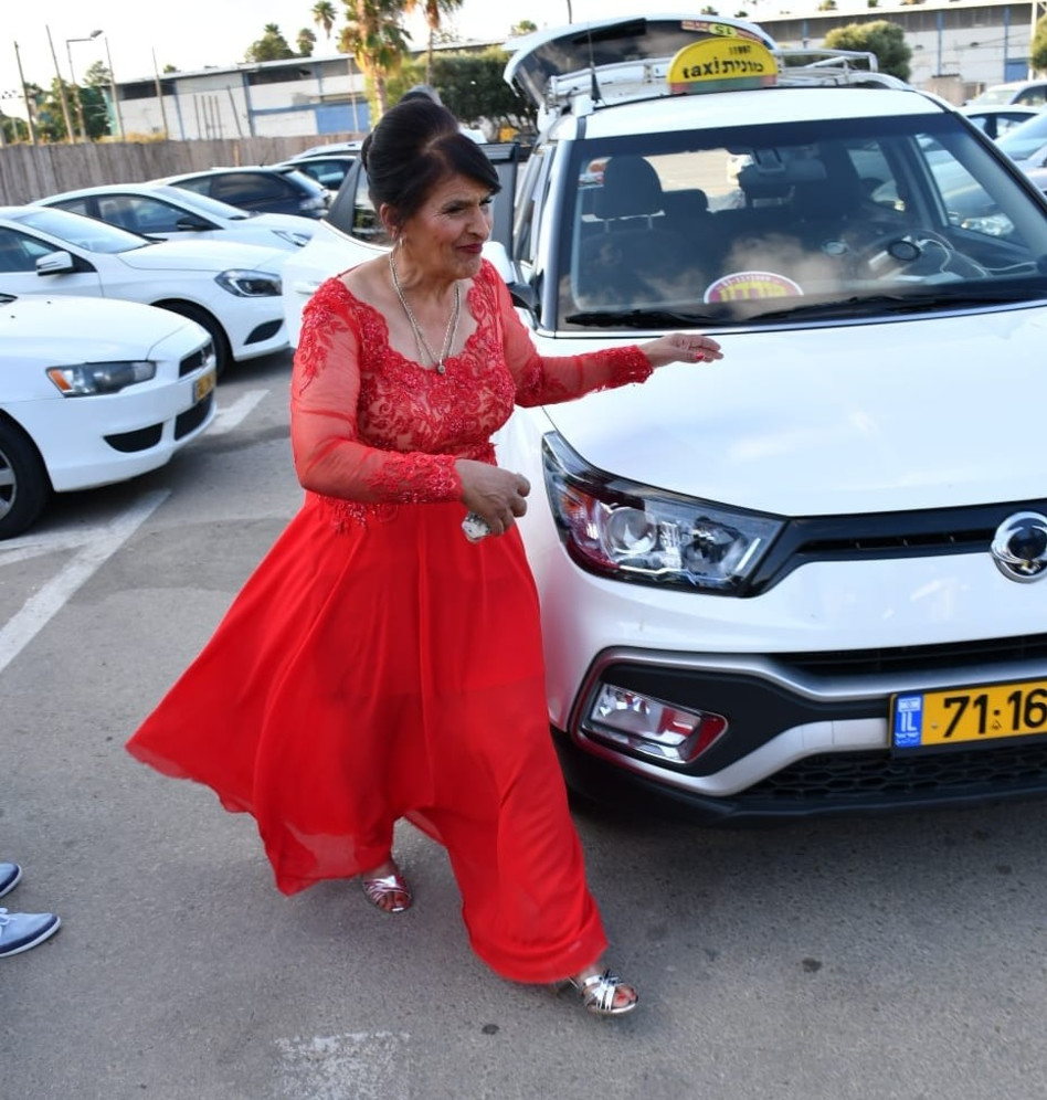 מסתדרת עם הכלה. ציפורה אהרון